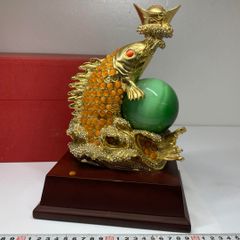 玉獅子 金色の獅子と玉の置物（ガラスケース入り） - メルカリ