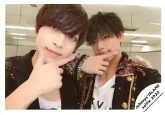 【中古】生写真(ジャニーズ) 7 MEN 侍/中村嶺亜・菅田琳寧/横型・バストアップ・衣装黒・白・右手顎・指2本立て/Johnnys’ ISLAND セルフィー 2020/公式生写真