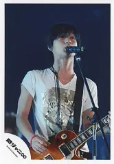 【中古】生写真(ジャニーズ) 関ジャニ∞/錦戸亮/上半身・Tシャツ白・ギター・青ライト/公式生写真