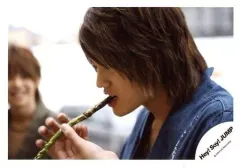 【中古】生写真(ジャニーズ) Hey! Say! JUMP/岡本圭人/横型・バストアップ・衣装青・左手アスパラガス銜え・体左向き・横向き/公式生写真