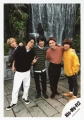 【中古】生写真(ジャニーズ) Kis-My-Ft2/集合(5人)/全身・衣装白.黒.ピンク.黄色・横尾左手ピース・肩組み/海外(台湾)オフショット/公式生写真 