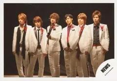 【中古】生写真(ジャニーズ) NEWS/集合(6人)/横型/白スーツ・錦戸両手重ね/公式生写真
