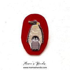 ★値下げ セール★ ペンギン ヌメ革 赤 刺繍 ナチュラル 可愛い ブローチ