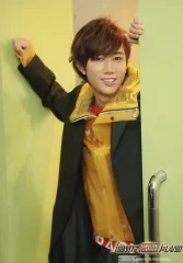 【中古】生写真(ジャニーズ) Snow Man/阿部亮平/膝上・衣装緑黄色赤・顔右向き・両手上げ・背景緑/「JOHNNYS’ King ＆ Prince IsLAND」オリジナルフォト