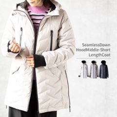 『シームレスダウンフード付きミディロングコート』マット寄りの艶のある生地で大人の上品さと防寒を備えたコートです。