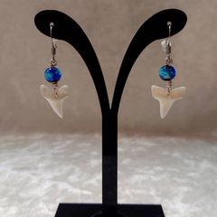 [新品・人気]サメの歯(小)ピアス‼️沖縄ホタルガラス付き♫