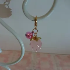 ピンク苺のチャーム (ストラップ付き)