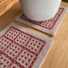 刺し子コースター2枚セット　ビスケット/ブラウン　北欧　こぎん刺し　ハンドメイド　お菓子柄　キッチン雑貨　プレゼント　海外ギフト　布コースター