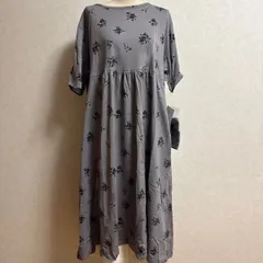 KN3096 ＊4L 大きいサイズ　新品　生地不良汚れあり。ロングワンピースグレー花柄