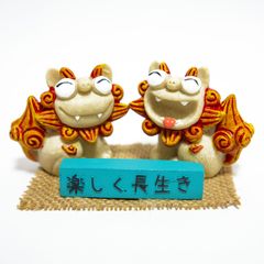 シーサー ペア 置物 玄関 沖縄 大笑い 横向き 楽しく長生き プレート お土産 砂色 たてがみ 赤色 黄色