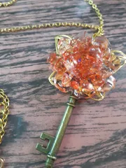 赤い花のネックレス