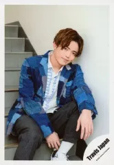 【中古】生写真(ジャニーズ) Travis Japan/吉澤閑也/膝上・衣装青.白・両手下・壁に寄りかかり・階段/「Travis Japan LIVE TOUR 2020 ENTER 1234567」グッズオフショット/公式生写真