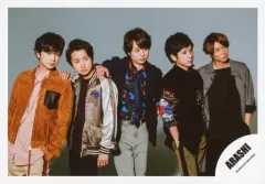 【中古】生写真(ジャニーズ) 嵐/集合(5人)/横型・膝上・衣装茶グレー黒・目線右・センター櫻井・右手大野の肩・大野右手松本の肩・二宮相葉松本片手ポケット・背景グレー/16-17冬 パンフ＆グッズ撮影/公式生写真