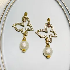 ハンドメイド　キラキラストーン蝶々&コットンパール〈ピアス/イヤリング/チャーム〉