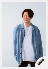 【中古】生写真(ジャニーズ) 嵐/相葉雅紀/膝上・衣装青・白・両手下・目線左・背景白/シングル「カイト」MV＆ジャケ写オフショット/公式生写真