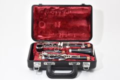 YAMAHA YCL-252 B Clarinet, Resin Wind Instrument with Case and Mouthpiece, for Beginners and Students, Beginner's Model for Wind Bands
