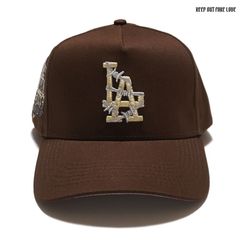 KEEP OUT FAKE LOVE WORLD FAMOUS LA SNAPBACK CAP【BROWN】(キープアウトフェイクラブ 帽子 キャップ CAP スナップバック ベースボールキャップ LA ロスアンゼルス LOS ANGELES ロゴ)