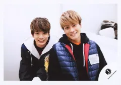 【中古】生写真(ジャニーズ) SixTONES/高地優吾・森本慎太郎/横型/「JOHNNYS’ King ＆ Prince IsLAND」グッズオフショット/公式生写真