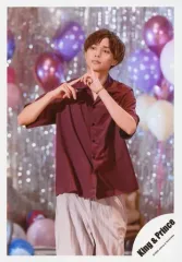 【中古】生写真(ジャニーズ) King ＆ Prince/永瀬廉/膝上・衣装紫・両手あわせ・右手人差し指立て・目線左・風船/アルバム「L＆」MV＆ジャケ写オフショット/公式生写真