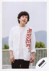 【中古】生写真(ジャニーズ) 嵐/二宮和也/上半身・衣装白黒・両手下・体正面/シングル「夏疾風」MV＆ジャケ写撮影オフショット/公式生写真