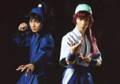 【中古】生写真(男性) 橘龍丸(舳丸)・山木透(久々知兵助)/横型・膝上・両手上げ・背景黒・キャラクターショット/「ミュージカル 忍たま乱太郎 第8弾 再演 がんばれ五年生!技あり、術あり、初忍務!!」ブロマイド第2弾