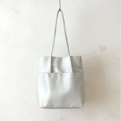 ☆ シルバー ☆ 合皮シンプルタックトート トートバッグ レディース トートバック 肩掛け トート バッグ バック かばん カバン 鞄 フェイクレザー 合皮 大容量 A4 マチあり 収納 ポケット 大きめ 縦型 オープンポケット 通勤 オフィス 無地 シンプル