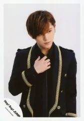 【中古】生写真(ジャニーズ) Hey! Say! JUMP/山田涼介/上半身・ジャケット黒金・シャツ黒・右手ネクタイ黒・顔右向き/15夏 コンサートパンフ＆グッズ撮影オフショット/公式生写真