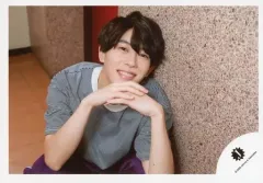 【中古】生写真(ジャニーズ) Aぇ! group/末澤誠也/横型・膝上・しゃがみ・衣装グレー・両手重ね・カメラ目線/「Johnny’s DREAM IsLAND 2020→2025 ～大好きなこの街から～」グッズオフショット/公式生写真