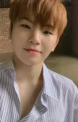 【中古】コレクションカード(男性) SEVENTEEN/WOOZI(ウジ)/衣装白・顔右傾け・背景レンガ・裏面青/CD「3RD Album ： An Ode(Begin ver.)封入特典フォトカード