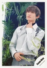 【中古】生写真(ジャニーズ) Snow Man/向井康二/膝上・衣装白・グレー・左手首元・右手ベルト・左向き・植物/シングル「D.D. / Imitation Rain」MV＆ジャケ写オフショット/公式生写真