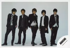 【中古】生写真(ジャニーズ) 嵐/5人(集合)/横型・全身・衣装黒・背景グレー・センター相葉雅紀・Dear Snow/公式生写真