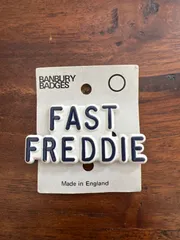 (^w^)b SHAPED BANBURY BADGES 「FAST FREDDIE」イングランド製 70s80s90s ビンテージ プラスチックバッジ モーターサイクル レーシング レース AMA バイク 厩舎 旧車 バッヂ 英国製