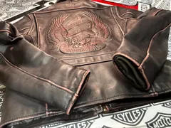 ⭐️Harley-Davidson ⭐️背面3D立体エンボス加工・エンブレム本革製⭐️ジャケット限定ダメージ加工のレアモデル⭐️チョコレート・ブラウン⭐️ハーレーダビットソン⭐️