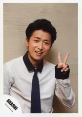 【中古】生写真(ジャニーズ) 嵐/大野智/バストアップ・シャツ白.黒・ネクタイ・左手ピース・笑顔/公式生写真