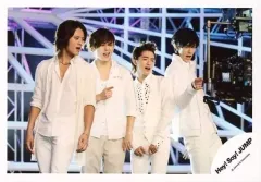 【中古】生写真(ジャニーズ) Hey! Say! JUMP/岡本圭人・山田涼介・知念侑李・中島裕翔/横型・膝上・衣装白・視線右・ウインク・指差し・撮影機材/公式生写真