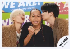 【中古】生写真(STARTO) timelesz・Aぇ! group/菊池風磨・松島聡・草間リチャード敬太/横型・バストアップ/「WE ARE! Let’s get the party STARTO!!」バックステージフォト/公式生写真