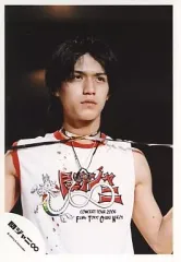 【中古】生写真(ジャニーズ) 関ジャニ∞/錦戸亮/ライブフォト・バストアップ・白シャツ・「関ジャニ」の文字と龍のイラスト・首に銀色のテープ巻きつけ・目線右上/公式生写真