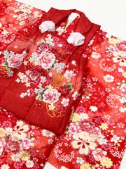 ≪花ラブリ≫  HS636RERE　新品タグ付き　しつけ糸つき　七五三　３歳　女の子３さい　適応身長110cm前後　女児　刺繍入りの半衿つき　巾着　草履　髪飾り　長着　被布　５点セット　赤系　レッド　薔薇　ばら　バラ　和装　正月