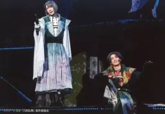 【中古】生写真(男性) 立花裕大(豊前江)・笹森裕貴(松井江)/ライブフォト・横型・全身・2部衣裳・立花座り・笹森右手上げ・キャラクターショット/「ミュージカル『刀剣乱舞』 ～静かの海のパライソ～」ローソンプリント限定ブロマイド