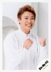 【中古】生写真(ジャニーズ) Kis-My-Ft2/二階堂高嗣/上半身・衣装白・両手グー・右向き・笑顔・背景白/シングル「君、僕。」MV＆ジャケ写オフショット/公式生写真 