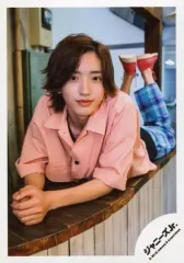 【中古】生写真(ジャニーズ) なにわ男子/道枝駿佑/全身・寝そべり・衣装ピンク・青・両手組み・両足曲げ・口閉じ/「ジャニーズJr.8・8祭り～東京ドームから始まる～」グッズオフショット/公式生写真