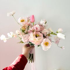 春色ピンクの韓国風ブーケ　ウェディングブーケ　ブートニア付き　アーティフィシャルフラワー　造花　チューリップ　ポピー　スイートピー