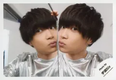 【中古】生写真(ジャニーズ) 宇宙Six/山本亮太/横型・バストアップ・衣装銀・鏡・口すぼめ・目線右・背景白/「ジャニーズJr.8・8祭り～東京ドームから始まる～」セルフィー/公式生写真