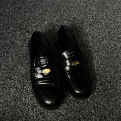 【未使用】miumiuミュウミュウ　ボタン　エナメル　フラットシューズ　ブラック 24101535.jpg