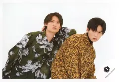 【中古】生写真(ジャニーズ) Snow Man/向井康二・目黒蓮/横型・上半身/「滝沢歌舞伎ZERO 2021」グッズオフショット/公式生写真
