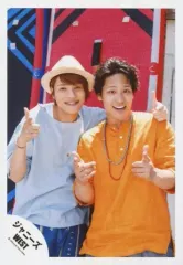 【中古】生写真(ジャニーズ) ジャニーズWEST/中間淳太・桐山照史/膝上・衣装水色・帽子・黄・両手指差し・中間左手桐山の肩/『人生は素晴らしい』PV＆ジャケ写撮影/公式生写真