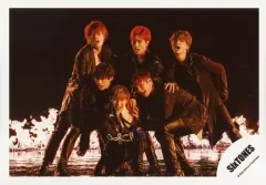 【中古】生写真(ジャニーズ) SixTONES/集合(6人)/横型・全身・衣装黒・前屈み・左向き・口開け・炎・背景黒/シングル「Imitation Rain / D.D.」MV＆ジャケ写オフショット/公式生写真