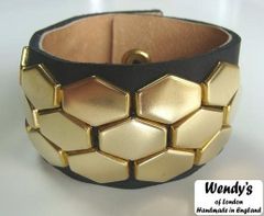 ＷＥＮＤＹ'Ｓ ウェンディーズ 正規 イギリス製 3-Row Hexagon Stud Wrist Band 3連 ヘキサゴン スタッズ リストバンド(GOLD/BK)