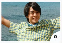 【中古】生写真(ジャニーズ) Mr.King vs Mr.Prince/高橋海人/横型・バストアップ・衣装青.黄色・両手広げ・海/16新春 ジャニーズJr. ハワイオフショット/公式生写真