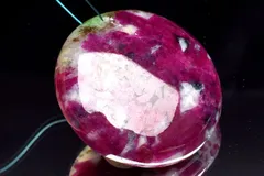 【１点物】希少な共生！ ルビーインゾイサイトシリカ 35x35mm コイン(トップ穴) ルース パワーストーン 天然石 _P8240